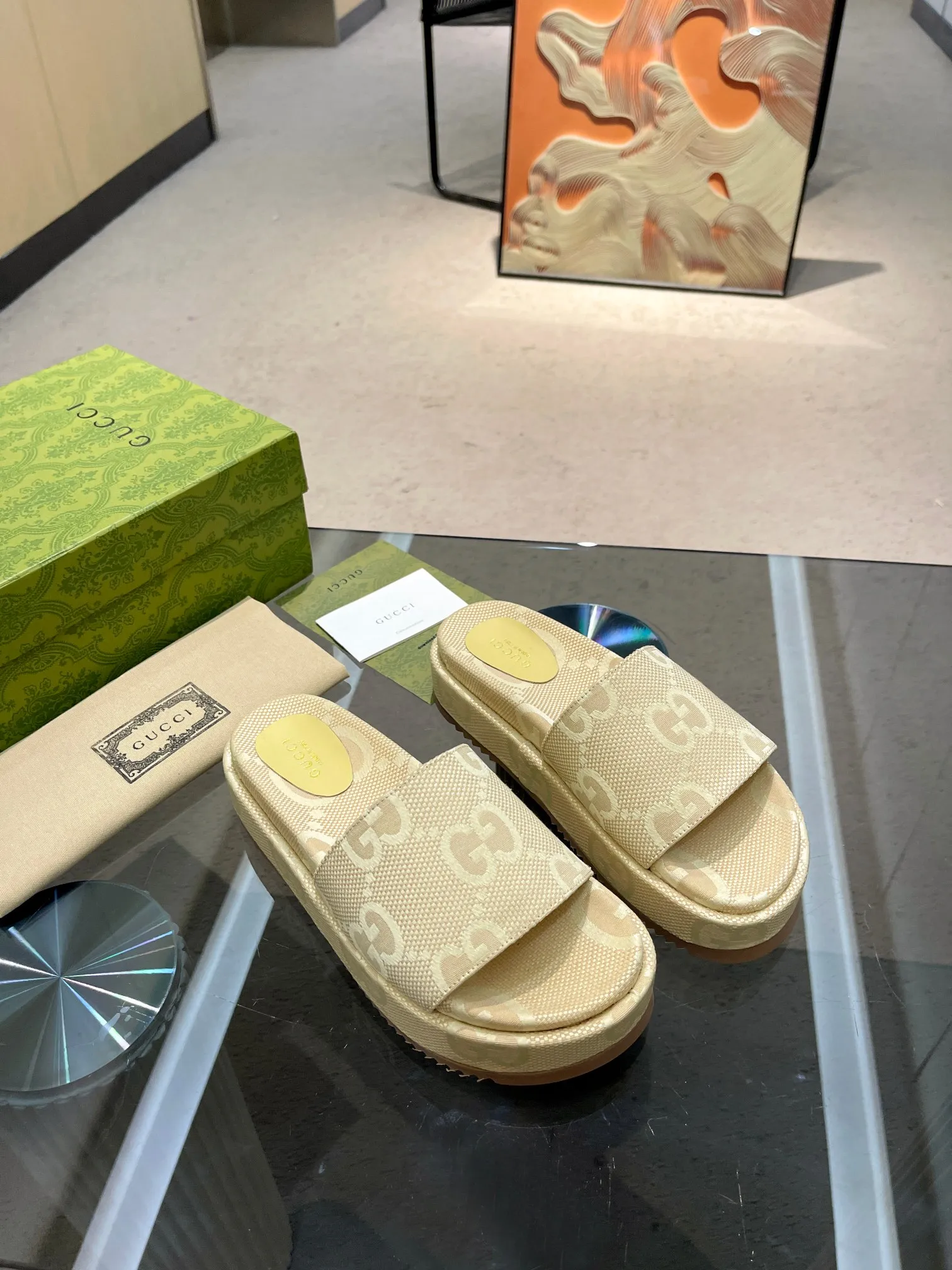 👟👟Ex-factory price 400👟👟 Shipped throughout the year, 200 colors] Gucci’s latest limited edition thick-soled slippers. Top quality for sale. Purchase genuine product for development. The material and workmanship are consistent with the original. Upper: original special printing process. Lining: dyed sheepskin. Outsole: Italian private model outsole. Size: 35-43M standard size. 41, 42, 43 are also customized and cannot be returned. Sole thickness: 5.5cm. Forefoot 4cm.